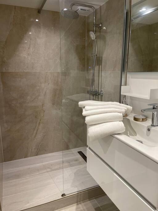 Grand Studio Neuf A 50 M Du Port Saint-Tropez Luaran gambar